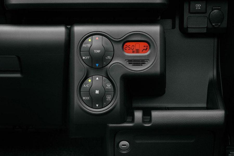 Детали интерьера Toyota Probox Van 2018 года  (фото 10 из 12)